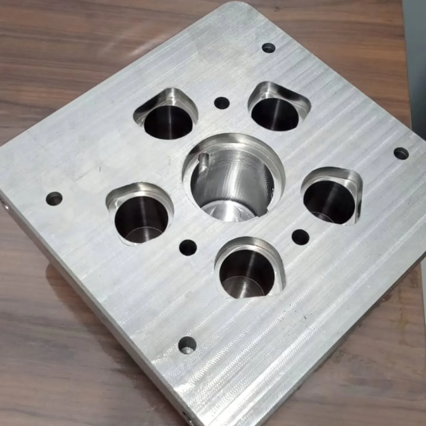 Placa de molde com cavidades usinadas